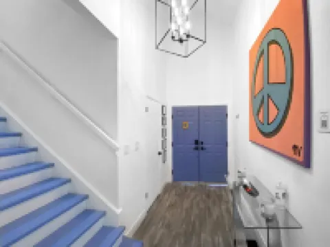 6x3 Lux Villa, 10m2Strip, Pool+Spa+Casita+7carpark