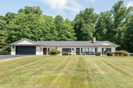 No steps. Quiet street in heart of Amish country. Close to tourist attractions.