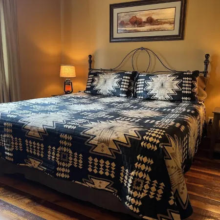 Rustic 4 bedroom cabin at Gilded Mountain, wifi, pool access, paved roads