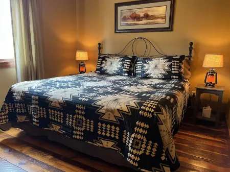 Rustic 4 bedroom cabin at Gilded Mountain, wifi, pool access, paved roads Отели в г. Лоренс