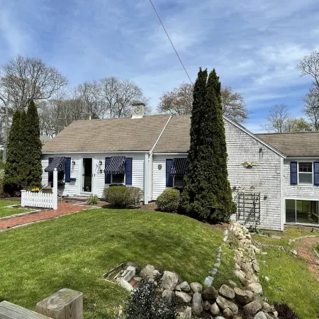 Charming classic Cape Cod home in Centerville village. 1mile to Craigville beach