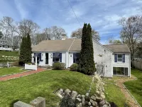Charming classic Cape Cod home in Centerville village. 1mile to Craigville beach