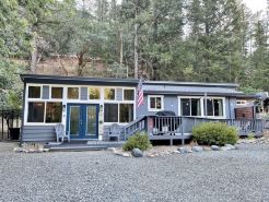 Trinity River Modern Farmhouse: Private Boat Launch, Fire Pit, outdoor games