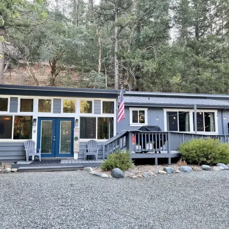 Trinity River Modern Farmhouse: Private Boat Launch, Fire Pit, outdoor games