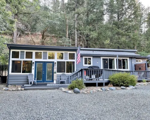 Trinity River Modern Farmhouse: Private Boat Launch, Fire Pit, outdoor games トリニティのホテル