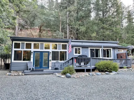 Trinity River Modern Farmhouse: Private Boat Launch, Fire Pit, outdoor games