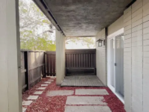 Fully renovated 2B/1b in Downtown
