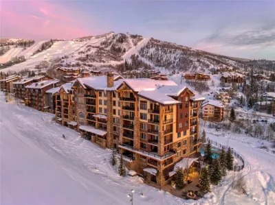 Ski-in/Out Luxury - Edgemont 2506 - 2Br/2BA w/ Fireplaces, Hot Tubs & Fire Pit