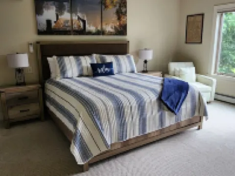 Relax by "The Water's Edge enjoy amazing views and year round fun! 6BR/3.5BA Hotels in Castleton