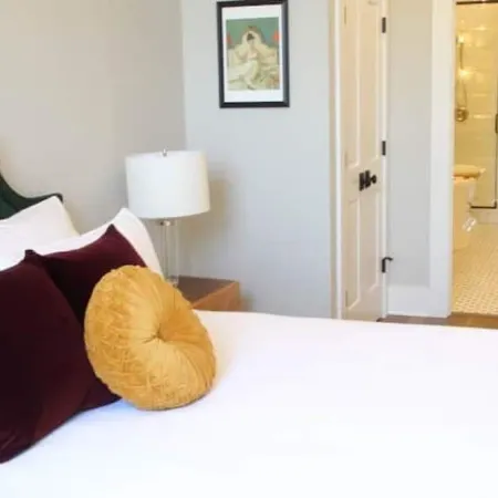 Ulysses Suites, Suite 203
