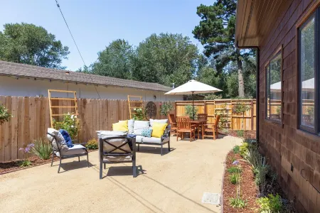 Tranquil cottage with fenced garden, fire pit, bbq, outdoor dining and hot tub.