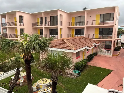 Spacious 3 Bedrm/2 Bath OceanFront Apt w/ Large Balcony Overlooking Pool