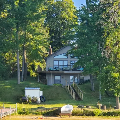 Perfect family get-away with lake front property & sandy shores on White Lake