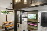 Cozy Guest House cabin style with 1 bedroom King Bed, Private Walking Trails