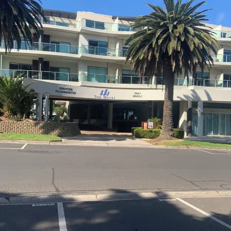 Waves Unit 113 bay views. Cowes beach & shops on your doorstep. Pet friendly!