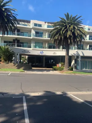 Waves Unit 113 bay views. Cowes beach & shops on your doorstep. Pet friendly!