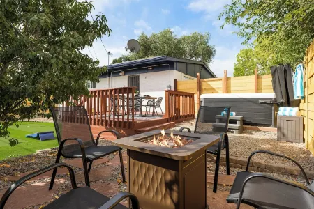 Mini Golf • Fire Pit • Hot Tub, Game House for 14