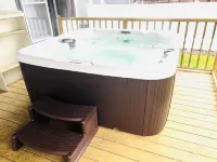Cozy Cottage in Perfect Location with Hot Tub!