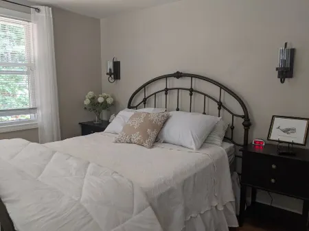 3-bedroom vacation home just minutes from Cape Cod Beaches Отели рядом с достопримечательностью «Санди Нек Бич»