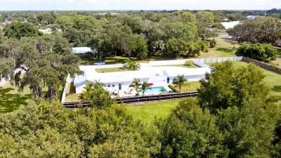 4Bd 4Ba private, 4 kings bf, heated pool, sleeps 16+! Hotels near Palm View First Baptist Church