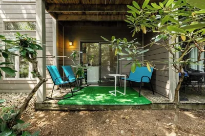 Walking Distance to Ski Slopes! Cozy Condo that sleeps 4!