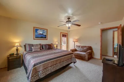 Sg1 Upscale Moab Condo with Hot Tub & Wrap-Around Deck with Views  Sleeps 6-8