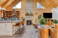 Boutique Cabin. Beautiful. Luxurious. Hot Tub. Path to Beach.