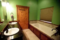 Riverfront Lodge - 5 Bedrooms, amazing views on water
