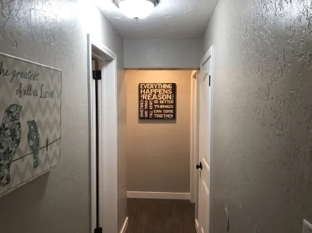 Mystic Manor Monroe 4 Bed Farm House- 10 min walk to Hot springs Отели в г. Монро