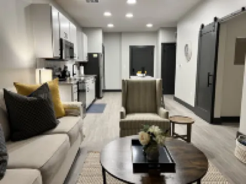 Modern Home w/Skyline Views 1.6 mi from downtown Louisville 克拉克斯維爾酒店