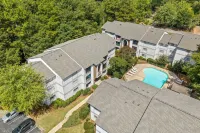 Eagle's Escape ~ Cozy 2-Bedroom Condo in Welcoming Auburn