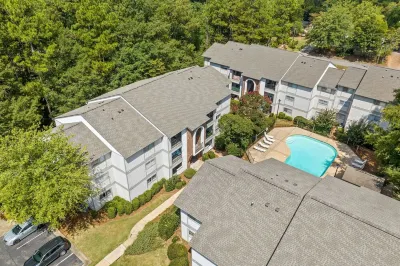 Eagle's Escape ~ Cozy 2-Bedroom Condo in Welcoming Auburn 타운 크릭 공원 주변 호텔