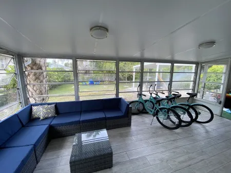 Naples-Vanderbilt beach house <1 mile to beach