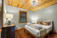 Minutes to Nada Tunnel + Natural Bridge SP / Views - Hot Tub - Firepit