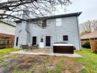 Hot Tub! 4BR 3BA Modern, newly remodeled, 16 ppl