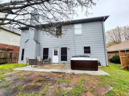 Hot Tub! 4BR 3BA Modern, newly remodeled, 16 ppl