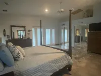 Pool, tiki hut, easy ocean access canal, dock, prime location 30m to Key West - WiFi