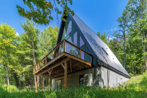 Modern A-Frame near many wineries and activities: fire pit, King beds, & more! Hotels in Hector