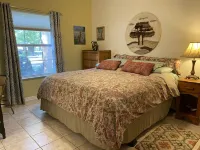 Centrally located for all Gainesville UF activities, shopping or hospitals.