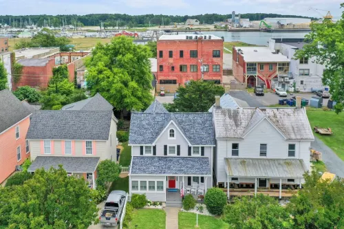 4 min walk to beach, Dog Friendly, Fenced Yard, Firepit, Fireplace,