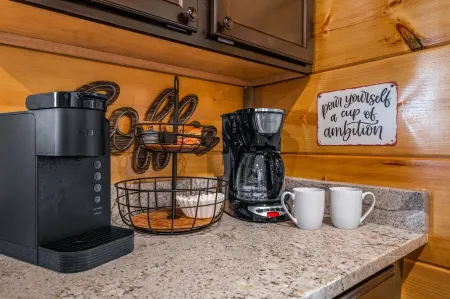 Minutes to Dollywood! Hot Tub, Game Room, Main Floor King Bdrm, Bunkroom! Отели рядом с достопримечательностью «Зоопарк Рейнфорест Адвенчерс»