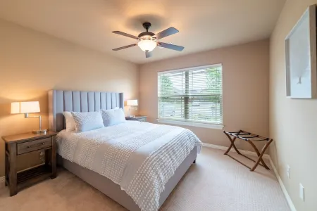 Bikers Paradise , Trails, Promenade Mall, AMP, Restaurants, and Top Golf Отели в г. Роджерс