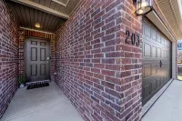 Lakewood Lounge - Quiet Area, Walking Trails, Community Park
