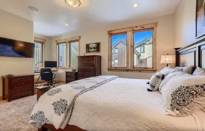 Beautiful 3 bedroom with private hot tub, walkable to town and trails