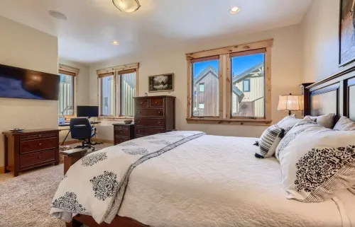 Beautiful 3 bedroom with private hot tub, walkable to town and trails