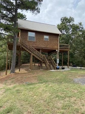 Treehouse/cabin with an amazing view of Mount Magazine