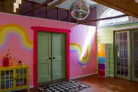 Fun cottage w/VIEW, minutes to downtown Eureka Springs, Beaver Lake, White River