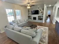 Downtown Hideaway - Minutes from PK Lake, Graham Lake & many more attractions.. Hotels in Graham