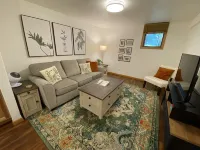 Guest Suite with Hot Tub, sleeps 4 - No nonsense fee Hotels in Moscow