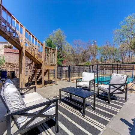Private Apartment with pool, 5 min to downtown